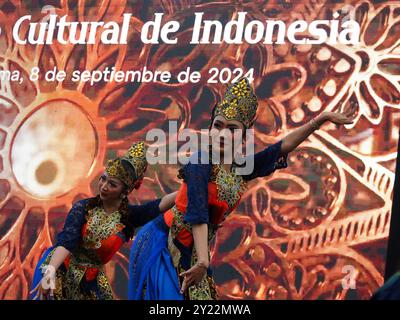 Lima, Peru. September 2024. „Tari Bajidor Kahot“ ist ein traditioneller Tanz aus West-Java, der beim Indonesischen Kulturfestival in Lima als Präambel des INA-LAC 2024-Handelsforums aufgeführt wird. Diese Veranstaltung, die mit dem APEC-Gipfel zusammenfällt, zielt darauf ab, die kommerziellen und kulturellen Beziehungen zwischen Peru und Indonesien im Rahmen der Verhandlungen über ein Freihandelsabkommen zwischen beiden Ländern zu stärken. Quelle: Fotoholica Presseagentur/Alamy Live News Stockfoto