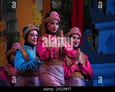 Lima, Peru. September 2024. Acehnese, indonesischer Tanz „Tari Ratoeh Jaroe“, der auf dem indonesischen Kulturfestival in Lima als Präambel des INA-LAC 2024-Handelsforums aufgeführt wird. Diese Veranstaltung, die mit dem APEC-Gipfel zusammenfällt, zielt darauf ab, die kommerziellen und kulturellen Beziehungen zwischen Peru und Indonesien im Rahmen der Verhandlungen über ein Freihandelsabkommen zwischen beiden Ländern zu stärken. Quelle: Fotoholica Presseagentur/Alamy Live News Stockfoto
