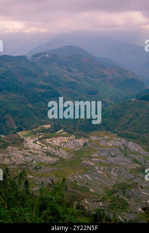 Wunderschöner Sonnenuntergang über Yuanyang Reisterrassen in Laohuzui Gegend, Yunnan, China. UNESCO-Weltkulturerbe Stockfoto