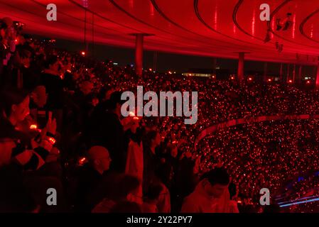Paris, Frankreich. September 2024. Zuschauer bei der Abschlusszeremonie der Paralympischen Spiele 2024 in Paris im Stade de France. Quelle: Fabienne Koch/Alamy Live News Stockfoto