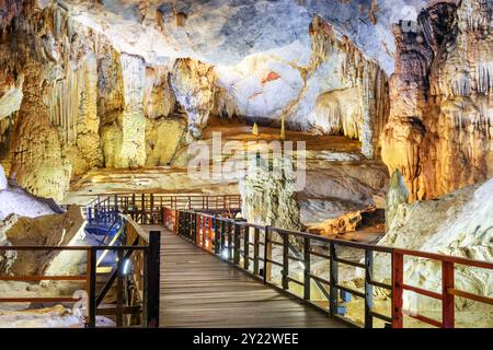 Gehweg zwischen Stalaktiten und Stalagmiten. Paradies Höhle Stockfoto