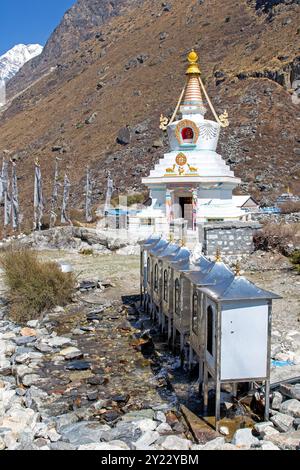 Stupa am Rande des Dorfes Kyanjin Gompa im Langtang-Tal Stockfoto