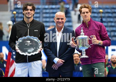 New York, USA. September 2024. Jannik Sinner (R) aus Italien und Taylor Fritz (L) aus den Vereinigten Staaten posieren mit dem ehemaligen Tennisspieler Andre Agassi aus den Vereinigten Staaten während der Verleihung der Männer-Singles-Veranstaltung der US Open-Tennismeisterschaften 2024 in New York, USA, 8. September 2024. Quelle: Li Rui/Xinhua/Alamy Live News Stockfoto