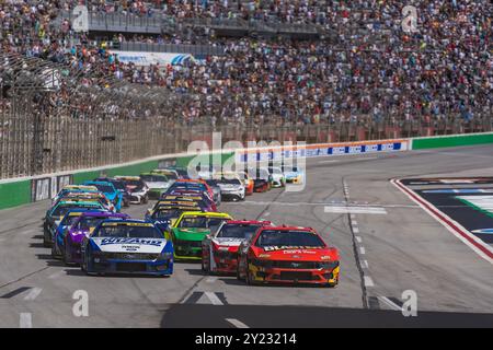 Hampton, GA, USA. September 2024. Die grüne Flagge fällt auf der NASCAR Cup Series, während sie die Frontstrecke für den Quaker State 400 auf Walmart am Atlanta Motor Speeway in Hampton, GA, runterfahren. (Kreditbild: © Walter G. Arce Sr./ASP via ZUMA Press Wire) NUR REDAKTIONELLE VERWENDUNG! Nicht für kommerzielle ZWECKE! Quelle: ZUMA Press, Inc./Alamy Live News Stockfoto