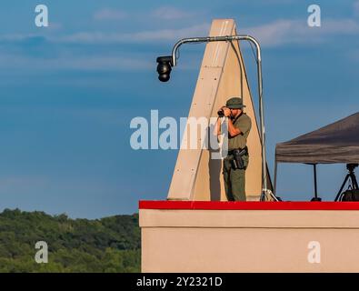 Hampton, GA, USA. September 2024. Scharfschützen überwachen die Fans während der Quaker State 400, die bei Walmart am Atlanta Motor Speeway in Hampton, GA, erhältlich sind. (Kreditbild: © Walter G. Arce Sr./ASP via ZUMA Press Wire) NUR REDAKTIONELLE VERWENDUNG! Nicht für kommerzielle ZWECKE! Quelle: ZUMA Press, Inc./Alamy Live News Stockfoto