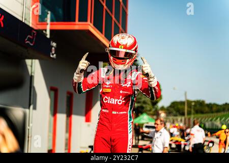 Imola, Italien. September 2024. Camara Rafael, die brasilianische Rennfahrerin des PREMA Racing Teams, feiert den Sieg des siebten Rennens der Formel-Regional-Europameisterschaft Alpine auf der internationalen Rennstrecke Enzo und Dino Ferrari. Quelle: SOPA Images Limited/Alamy Live News Stockfoto