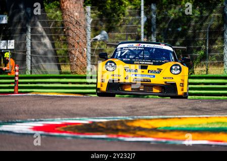 Imola, Italien. September 2024. Jongejan Sam, der niederländische Fahrer des EF Racing Teams, tritt im Qualifying für die 7. Runde des Porsche Carrera Cup Italia auf der Enzo and Dino Ferrari International Rennstrecke an. Quelle: SOPA Images Limited/Alamy Live News Stockfoto