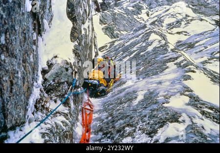 Tor Tiller führt einen steilen und vereisten Teil auf einem Winteraufstieg in die 3000 Meter hohe vertikale Trollwand im Romsdalen Tal, Rauma kommune, Møre og Romsdal, Norwegen. Februar 1992. Stockfoto