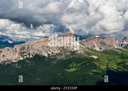 Averau, Nuvolau, Ra Gusela und viele andere Gipfel im Hintergrund vom Col di Lana Berggipfel in den Dolomiten im Sommer Stockfoto