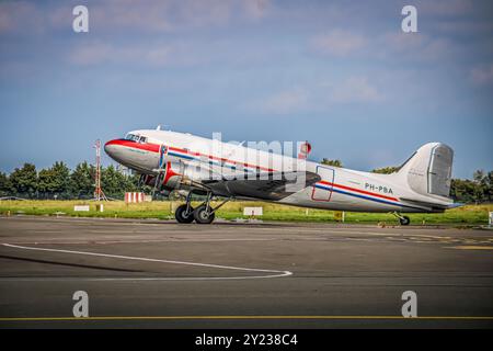 Rotterdam - die Dakota PH-PBA von DDA Classic Airlines ist auf ihrer Abschiedstour. Nach 40 Jahren werden die Sightseeing-Flüge eingestellt, da die Kosten steigen und die Unterkünfte für die Flugzeuge fehlen, die sie anhalten mussten. Während des World Port Days Wochenendes finden Sightseeing-Flüge vom Flughafen Rotterdam, den Haag, statt. ANP/ Hollandse Hoogte/ MediaTV niederlande aus - belgien aus Stockfoto