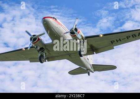 Rotterdam - die Dakota PH-PBA von DDA Classic Airlines ist auf ihrer Abschiedstour. Nach 40 Jahren werden die Sightseeing-Flüge eingestellt, da die Kosten steigen und die Unterkünfte für die Flugzeuge fehlen, die sie anhalten mussten. Während des World Port Days Wochenendes finden Sightseeing-Flüge vom Flughafen Rotterdam, den Haag, statt. ANP/ Hollandse Hoogte/ MediaTV niederlande aus - belgien aus Stockfoto