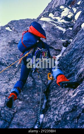 Torfräse auf einem Winterklettern in der 3000 m hohen vertikalen Trollwand im Romsdalen Tal, Rauma kommune, Møre og Romsdal, Norwegen. Februar 1994. Stockfoto