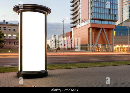 Leeres Modell der vertikalen Reklametafeln im klassischen Stil Einer Straßenwerbung auf Einer Stadtstraße. Außenwerbung Lightbox Vor Dem Einkaufszentrum Stockfoto