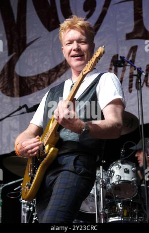 Tommie Paxton von Big Country tritt beim Weyfest Festival in Tilford, Surrey, Großbritannien auf. August 2024 Stockfoto