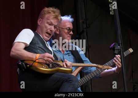 Tommie Paxton und Gil Allen von Big Country treten beim Weyfest Festival in Tilford, Surrey, Großbritannien auf. August 2024 Stockfoto