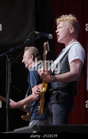 Bruce Watson und Tommie Paxton von Big Country treten beim Weyfest Festival in Tilford, Surrey, Großbritannien auf. August 2024 Stockfoto