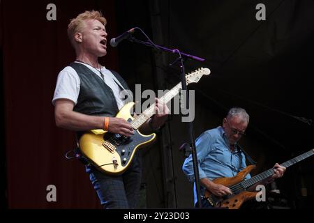 Tommie Paxton und Gil Allen von Big Country treten beim Weyfest Festival in Tilford, Surrey, Großbritannien auf. August 2024 Stockfoto