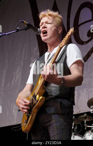 Tommie Paxton von Big Country tritt beim Weyfest Festival in Tilford, Surrey, Großbritannien auf. August 2024 Stockfoto