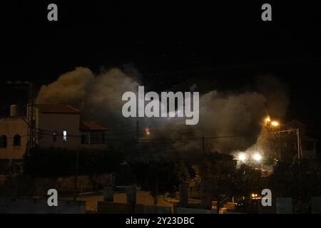 Jenin, Westjordanland, Palästina. 10. Februar 2021. Die israelische Armee sprengt das Haus von Muhammad Kabha, einem Palästinenser in Haft, der wegen Mordes einer Siedlerfrau aus einer nahe gelegenen israelischen Siedlung im Dorf Tura Al-Gharbiya im Westjordanland angeklagt ist. Mehr als 800.000 israelische Siedler leben in Kolonialsiedlungen im Westjordanland und Ostjerusalem, die nach internationalem Recht als illegal gelten. Israel zerstört routinemäßig die Häuser von Palästinensern, die verdächtigt werden, gewalttätige Handlungen gegen israelische Siedler zu verüben, aber israelische Soldaten beobachten oft, wie israelische Siedler Palästinenser und ihre Angreifer angreifen Stockfoto