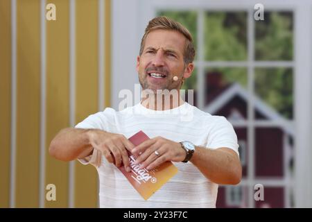 Rost, Deutschland 08. September 2024: Immer wieder Sonntags - Europapark Rust - 08.09.2024 im Bild: Moderator Stefan Mayer Arena Freizeitpark Baden Württemberg *** Rust, Deutschland 08 September 2024 Jeden Sonntag Europapark Rust 08 09 2024 im Bild Moderator Stefan Mayer Arena Freizeitpark Baden Württemberg Copyright: XFotostandx/xHettichx Stockfoto