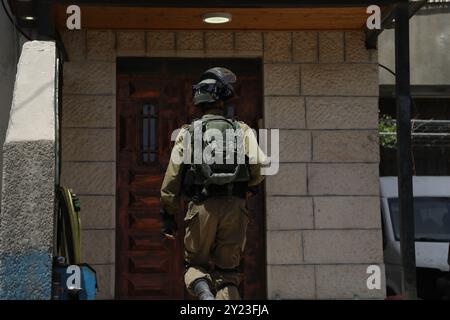 Nablus, Westjordanland, Palästina. Mai 2021. Israelische Truppen durchsuchen Häuser im Dorf Aqraba auf der Suche nach den Tätern eines Schießangriffs am Zaatara-Checkpoint südlich von Nablus. Bei der Schießerei am Sonntag wurden drei israelische Siedler verletzt, von denen zwei schwer verletzt wurden. Die israelische Polizei verdächtigt Palästinenser aus Aqraba, für die Schießerei verantwortlich zu sein und hat das palästinensische Dorf belagert Stockfoto