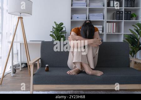 Frau, überwältigt von Depressionen, fühlte sich in einem Kreislauf von Stress gefangen, ihr Verstand, kämpfte um Hoffnung inmitten der erstickenden Last ihrer Gedanken. Stockfoto