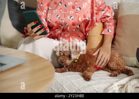 Frau, Die Eine Nachricht Auf Ihrem Smartphone Schreibt Stockfoto