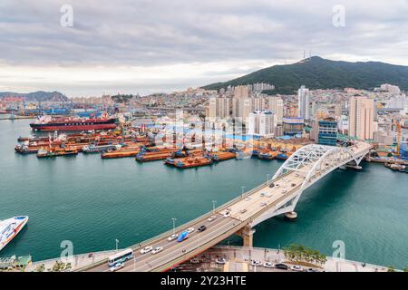 Blick von oben auf den Hafen von Busan und die Busandaegyo Brücke Stockfoto