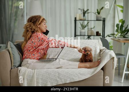 Frau, Die Am Telefon Eine Unterhaltung Führt Stockfoto