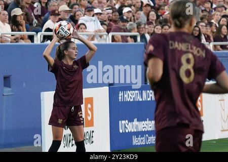 Dallas, Texas, USA. September 2024. Julia Dorsey #5 von Dallas Trinity FC dient den Ball während des USL Super League Spiels zwischen Dallas Trinity FC und DC Power FC im Cotton Bowl. Endstand Dallas Trinity FC 1:1 DC Power FC. (Kreditbild: © Javier Vicencio/eyepix via ZUMA Press Wire) NUR REDAKTIONELLE VERWENDUNG! Nicht für kommerzielle ZWECKE! Stockfoto