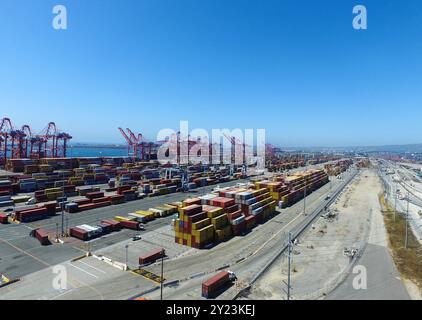 HAFEN VON LOS ANGELES - CA 15. AUGUST: Container warten auf Abholung im Hafen von Los Angeles. Der Hafen von Los Angeles und San Pedro sind die größten Häfen in den Vereinigten Staaten und die neuntgrößten Häfen der Welt, die Top 8 befinden sich alle in Asien, 7 davon in China. Ein kürzlich erschienener Finanzbericht besagt, dass die Weltwirtschaft aufgrund der internationalen Schifffahrt in gutem Zustand ist. August 2024, Hafen von Los Angeles/San Pedro, Long Beach CA, USA. Foto: Paul Harris/ABACAPRESS. COM Credit: Abaca Press/Alamy Live News Stockfoto