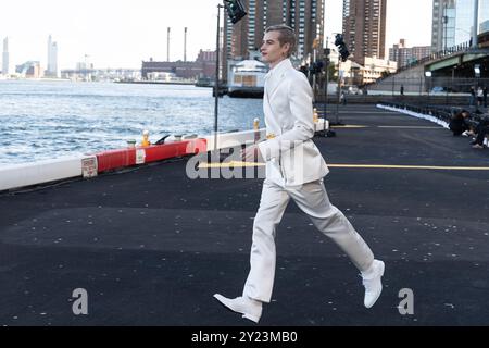 New York, USA. September 2024. Ein Model probt die Christian Cowan Fashion Show während der New York Fashion Week SS25 auf dem East Side Heliport in New York am 8. September 2024. (Foto: Lev Radin/SIPA USA) Credit: SIPA USA/Alamy Live News Stockfoto