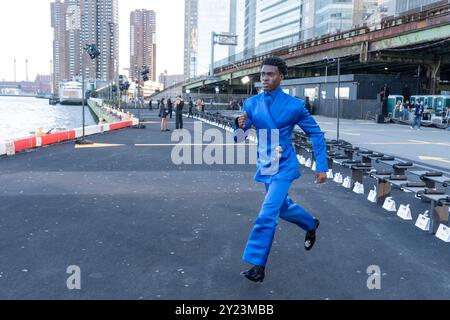 New York, USA. September 2024. Ein Model probt die Christian Cowan Fashion Show während der New York Fashion Week SS25 auf dem East Side Heliport in New York am 8. September 2024. (Foto: Lev Radin/SIPA USA) Credit: SIPA USA/Alamy Live News Stockfoto