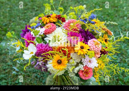 Sommerstrauß. Wunderschönes buntes Blumenarrangement. Geburtstagsstrauß aus Sommerblumen, die im Freien fotografiert wurden. Stockfoto