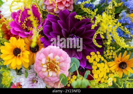 Sommerstrauß. Wunderschönes buntes Blumenarrangement. Lokale Blumen Geburtstagsstrauß aus nächster Nähe. Stockfoto