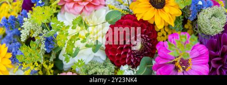 Sommerstrauß. Wunderschönes buntes Blumenarrangement. Lokale Blumen Geburtstagsstrauß aus nächster Nähe. Stockfoto