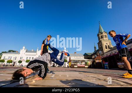 Breakdance auf dem Marktplatz, Sanok, Woiwodschaft Sukarpaten, Polen, Osteuropa Stockfoto