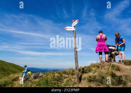 Wanderer auf dem Bergrücken von Carynska Polonina, Nationalpark Bieszczady, UNESCO-Reservat - Biosphärenreservat Ostkarpaten, Karpaten, Polen, Stockfoto