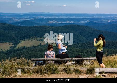 Wanderer auf dem Bergrücken von Carynska Polonina, Nationalpark Bieszczady, UNESCO-Reservat - Biosphärenreservat Ostkarpaten, Karpaten, Polen, Stockfoto