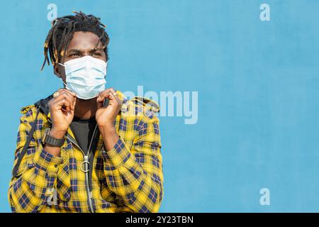 Junger schwarzer Mann, der eine Schutzmaske trägt Stockfoto