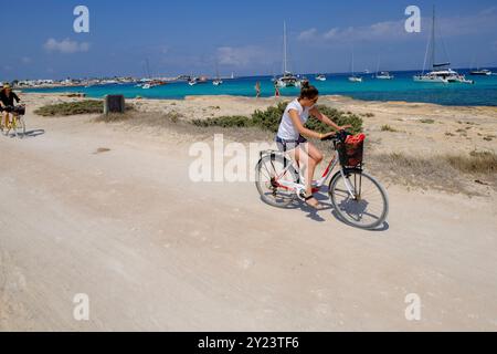 Radfahrer auf dem Weg nach Sa Guia, SES Salines Naturpark auf Ibiza und Formentera, Formentera, Balearen, Spanien Stockfoto