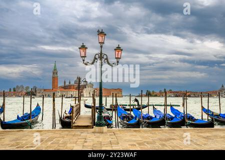 Blick auf die Inseln S. Giorgio Maggiore und Giudecca und den Canal Grande mit Gondeln vom Markusplatz - Venedig - Italien Stockfoto