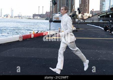 New York, USA, 8. September 2024: Ein Model probt die Christian Cowan Fashion Show während der New York Fashion Week SS25 am 8. September 2024 auf dem East Side Heliport in New York. Quelle: Lev Radin/Alamy Live News Stockfoto