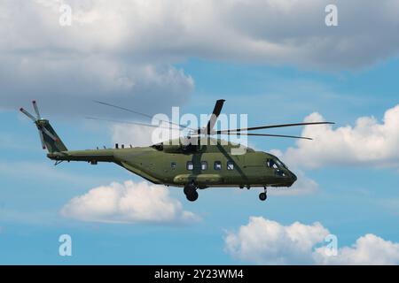 Russischer mittelgroßer Mehrzweckhubschrauber zwei Triebwerke fortschrittliche Übertragung blauer Himmel Wolken Hintergrund Stockfoto