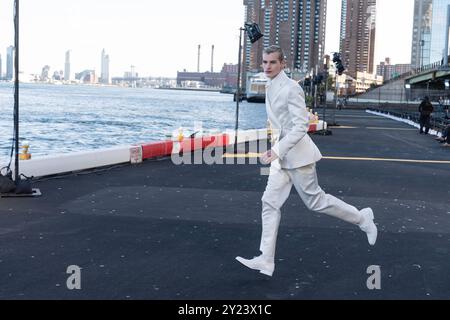 New York, USA, 8. September 2024: Ein Model probt die Christian Cowan Fashion Show während der New York Fashion Week SS25 am 8. September 2024 auf dem East Side Heliport in New York. Quelle: Lev Radin/Alamy Live News Stockfoto