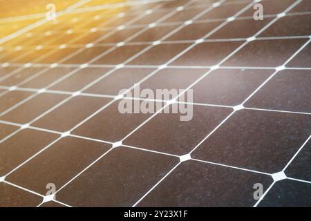 Nahaufnahme der Oberfläche der Solarzellen. Solarenergie ist erneuerbare und saubere Energie. Stockfoto