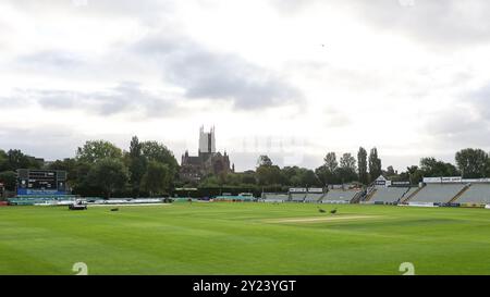 Aufgenommen am 9. September 2024 in Worcester, Großbritannien, im Worcestershire County Cricket Club, New Road, Worcester. Das Bild zeigt eine allgemeine Ansicht des Bodens in Richtung Kathedrale während des Spiels der Vitality County Championship 2024 zwischen Worcestershire CCC und Warwickshire CCC. Das Bild ist nur für redaktionelle Zwecke bestimmt – Verleihung an Stu Leggett über Alamy Live News Stockfoto