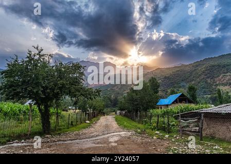 Kleines Dorf auf dem Land in Kirgisistan Kirgisistan Kirgisistan Stockfoto