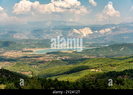 Panoramablick auf den Karacaoren-Stausee auf der Antalya-Isparta-Straße Stockfoto