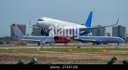 Airbus A321neo Flugzeug der Billigfluggesellschaft Jet2 startet am Flughafen Alicante, El Altet. Stockfoto